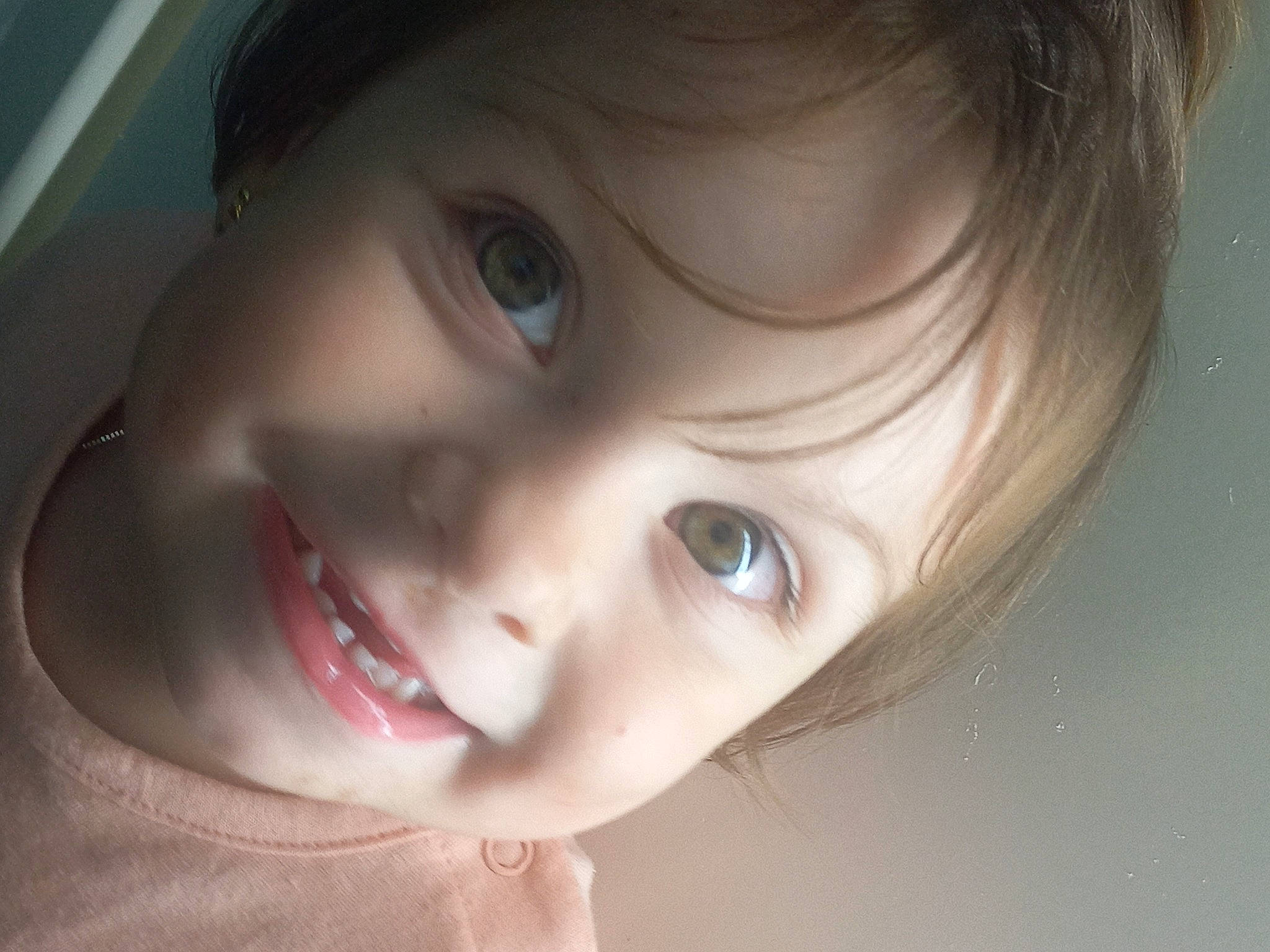 Ambre participe au concours pour gagner de l'argent avec cette photo : black_hair, blond, cheek, child, close_up, ear, eyelash, flash_photography, fun, happy, iris, jaw, joy, lip, mouth, neck, nose, person, skin, smile