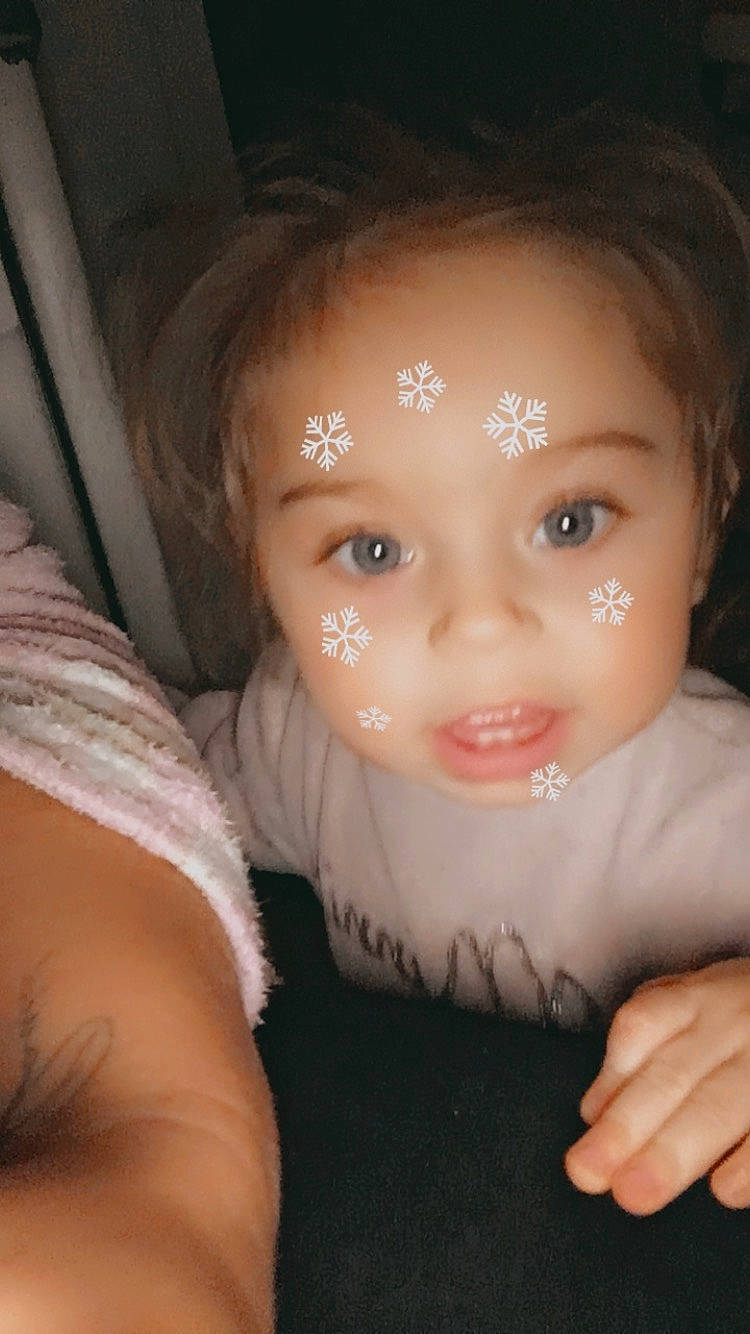 Victoria a rejoint le concours — aidez-le/la à gagner de superbes lots ! cheek, dress, ear, eyelash, finger, flash_photography, gesture, hand, happy, headgear, human_body, iris, jaw, lip, mouth, nose, organ, person, skin, smile