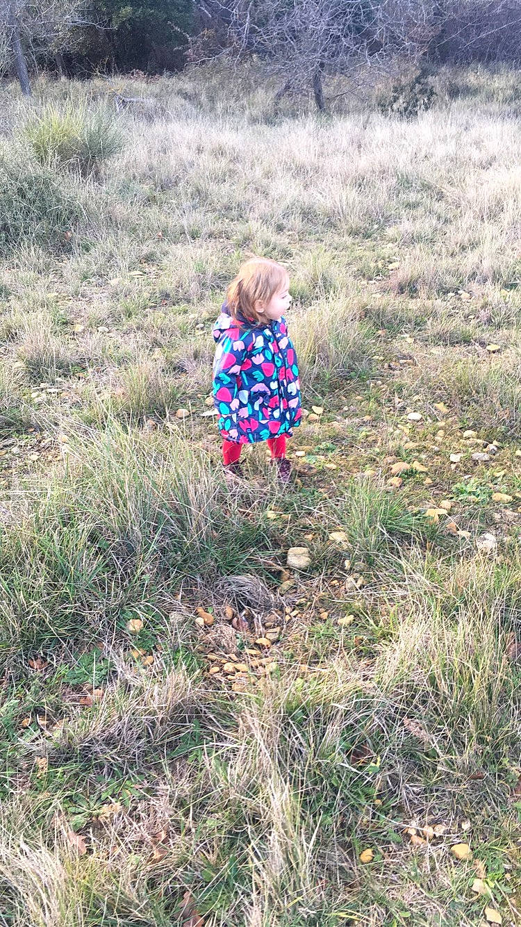 Victoria participe au concours pour gagner de l'argent avec cette photo : baby, baby_toddler_clothing, child, ecoregion, grass, grassland, groundcover, landscape, meadow, natural_environment, natural_landscape, people_in_nature, person, plant, plant_community, prairie, recreation, shrub, soil, toddler