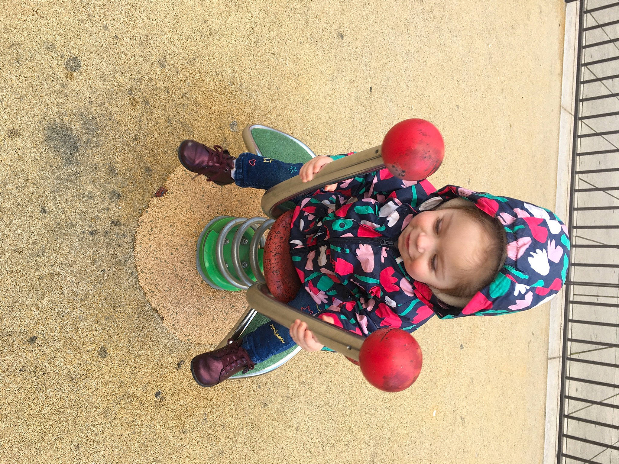 Victoria participe au concours pour gagner de l'argent avec cette photo : baby_toddler_clothing, child, foot, fun, grass, happy, leisure, pattern, people_in_nature, person, play, recreation, sitting, soil, toddler, toy, tree, walking_shoe