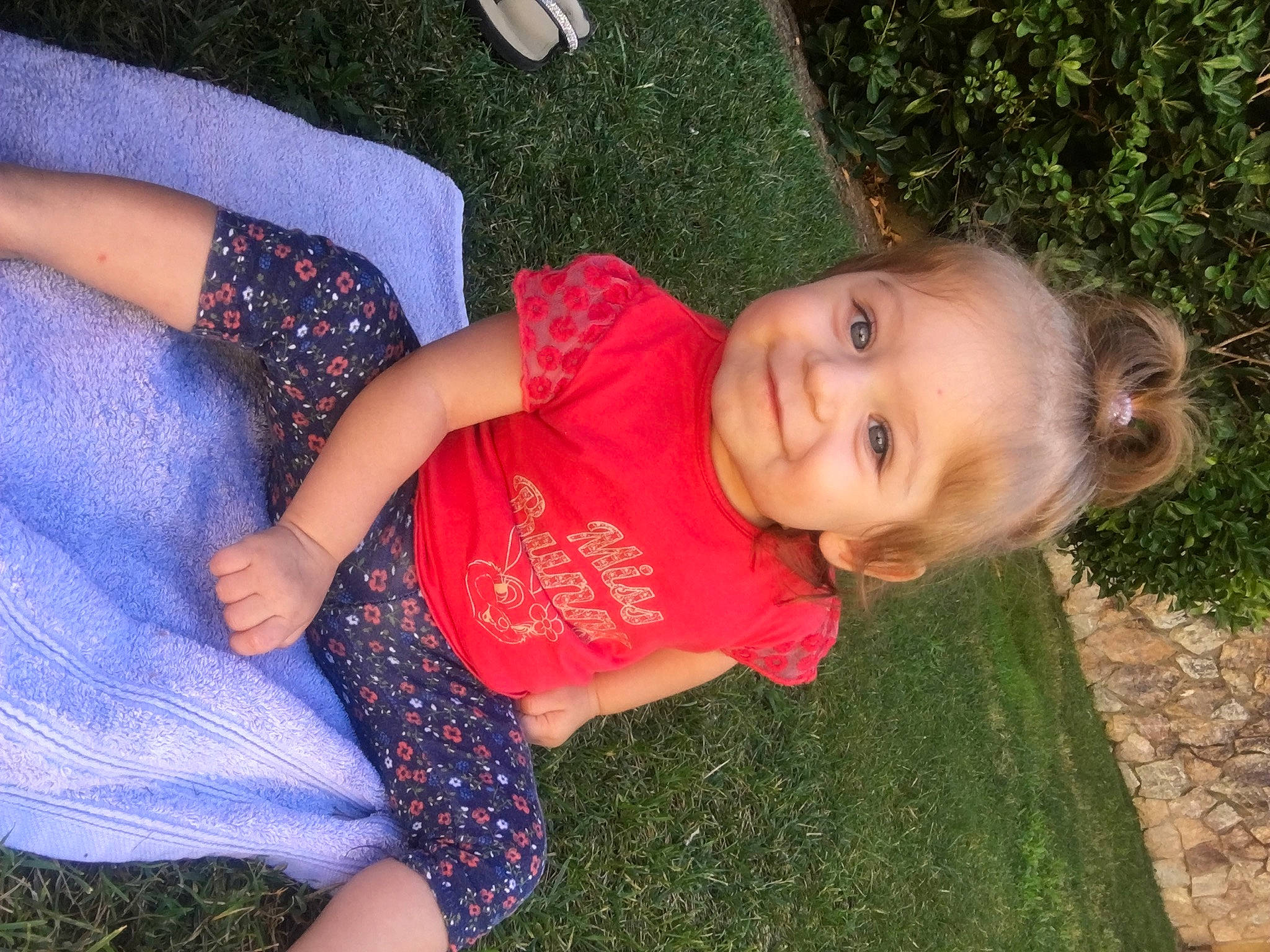 Victoria participe au concours pour gagner de l'argent avec cette photo : baby, child, fun, grass, happy, joy, lawn, leaf, person, plant, play, sitting, smile, summer, toddler