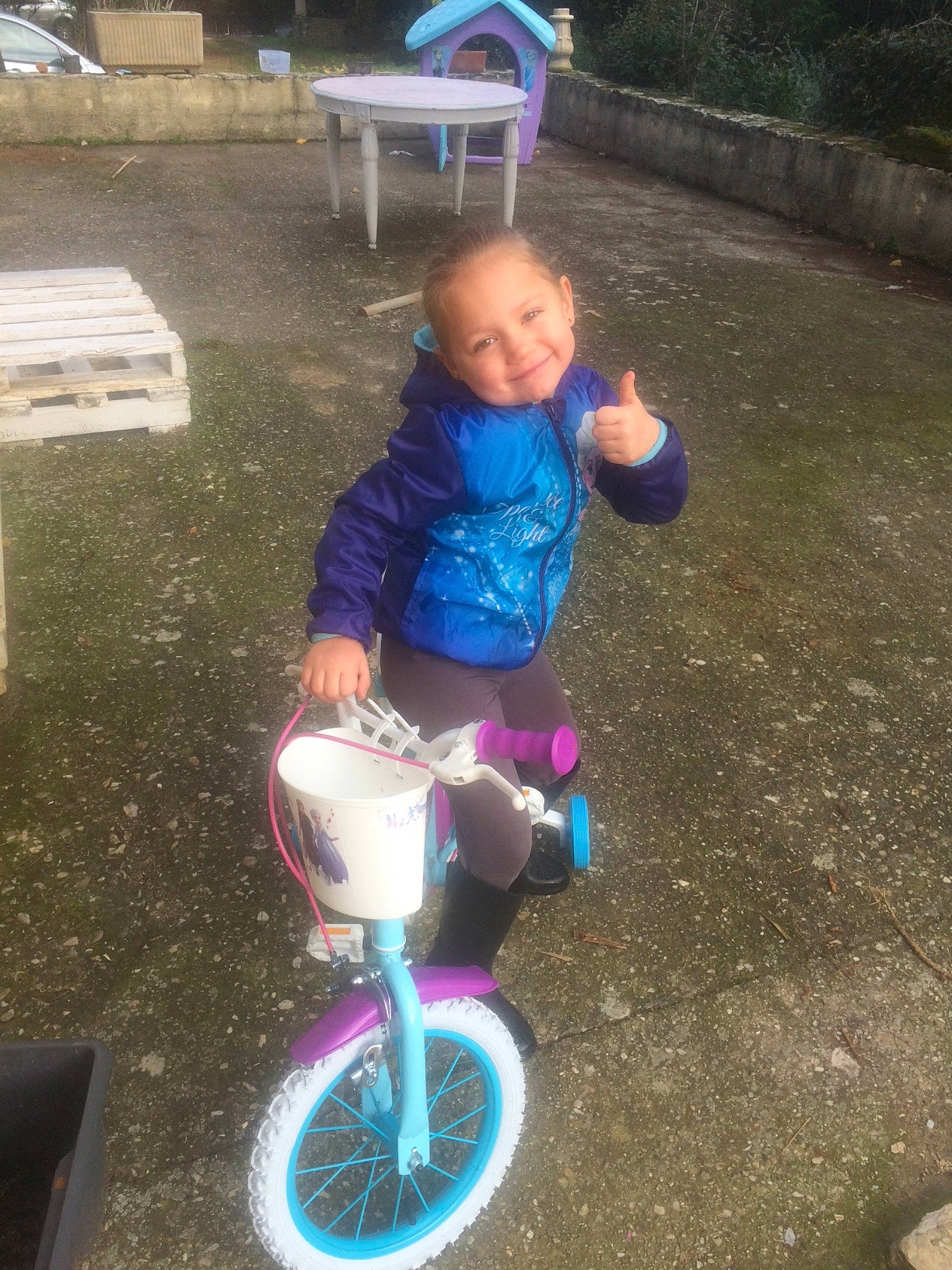 Lorina participe au concours pour gagner de l'argent avec cette photo : bicycle, bicycle_accessory, bicycle_wheel, child, joy, person, play, toddler, training_wheels, vehicle, wheel