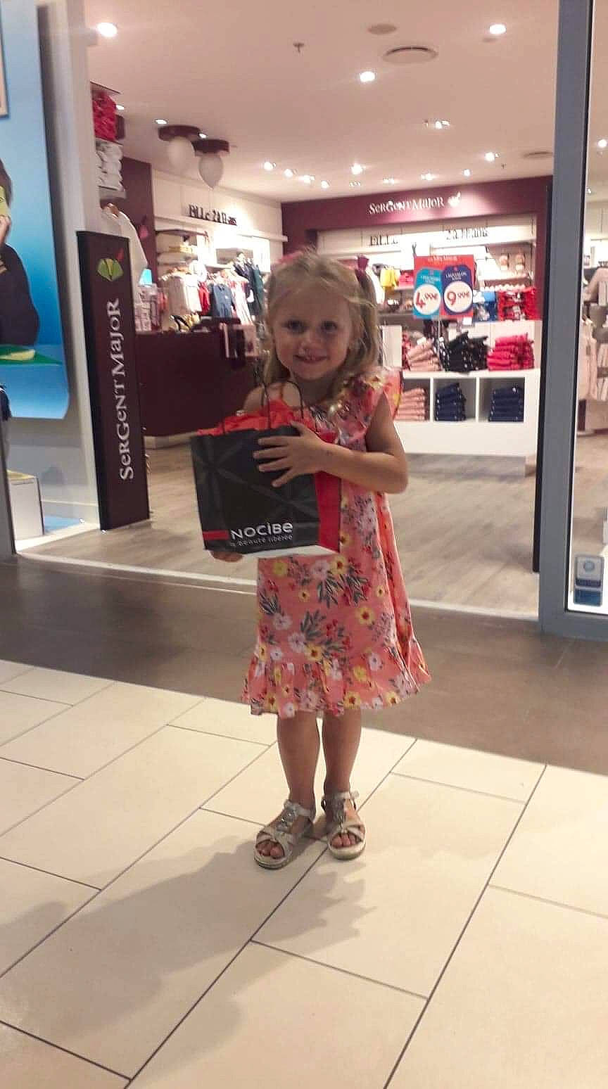 Lorina a rejoint le concours — aidez-le/la à gagner de superbes lots ! child, costume, electronic_device, footwear, fun, joy, person, shoe, shopping, shopping_mall, snapshot, standing, supermarket, technology, toddler, vacation