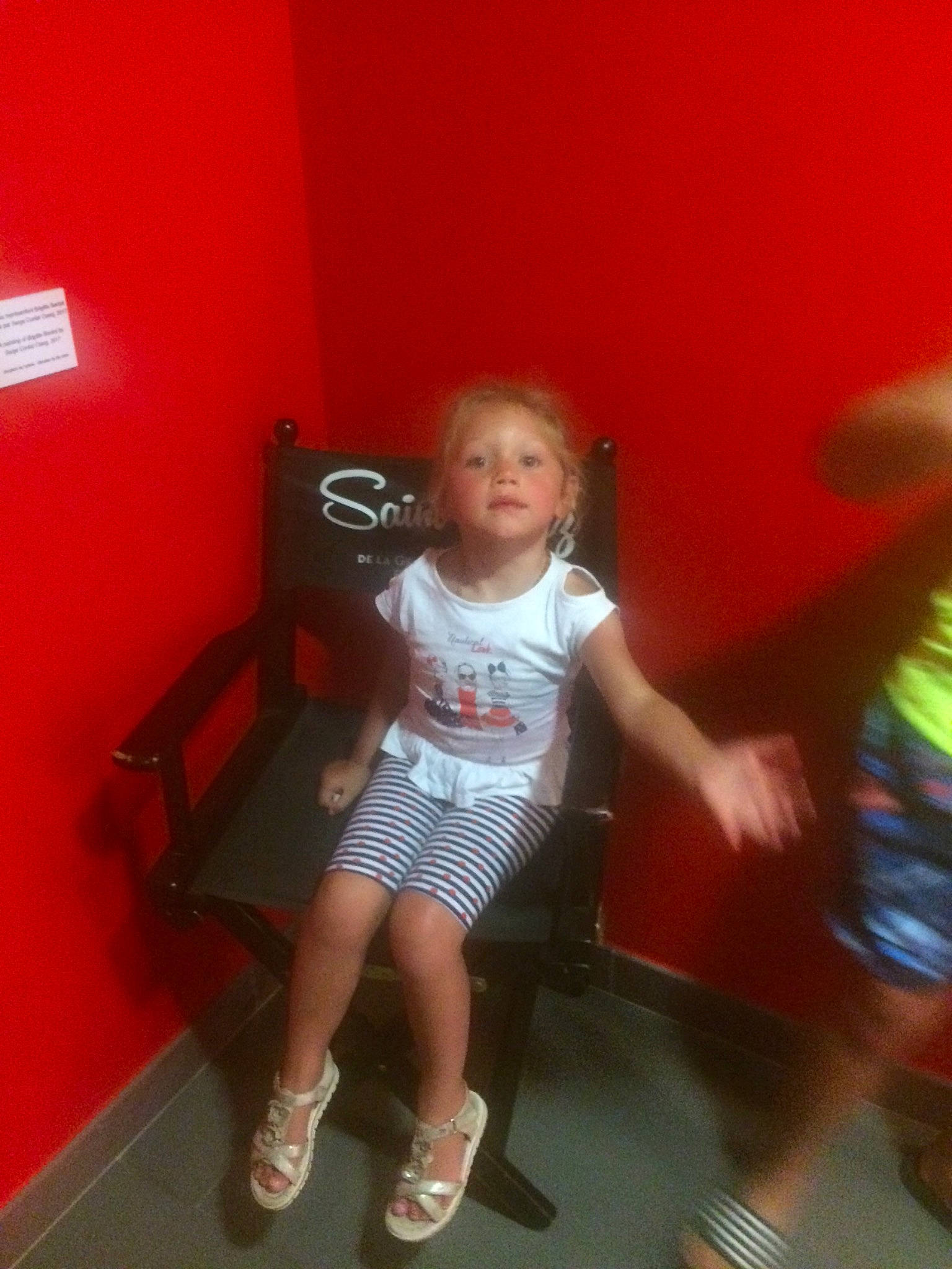 Lorina participe au concours pour gagner de l'argent avec cette photo : child, fun, leg, person, smile, standing, toddler