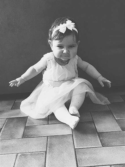 Liselya a rejoint le concours — aidez-le/la à gagner de superbes lots ! baby_toddler_clothing, barefoot, black_and_white, dress, flash_photography, floor, flooring, foot, happy, headpiece, human_body, human_leg, knee, monochrome, monochrome_photography, person, sitting, stock_photography, style, toddler