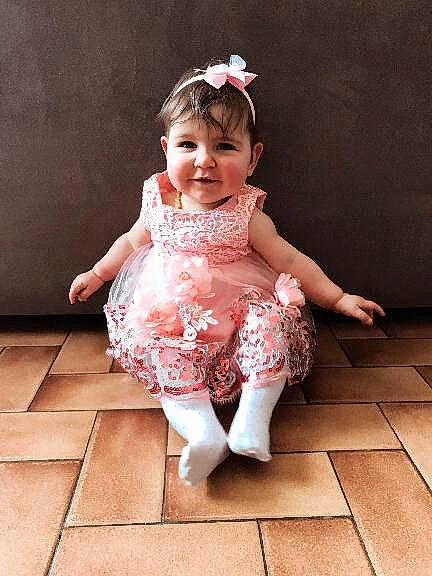Liselya a rejoint le concours — aidez-le/la à gagner de superbes lots ! arm, baby_toddler_clothing, dress, embellishment, eye, face, flash_photography, floor, hair, hand, happy, head, human_body, iris, leg, neck, person, pink, sleeve, smile