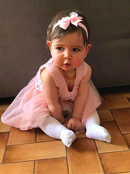 Liselya a rejoint le concours — aidez-le/la à gagner de superbes lots ! baby, baby_toddler_clothing, cheek, dress, face, floor, flooring, hand, happy, head, headgear, human_body, iris, leg, lip, person, petal, pink, sleeve, toddler