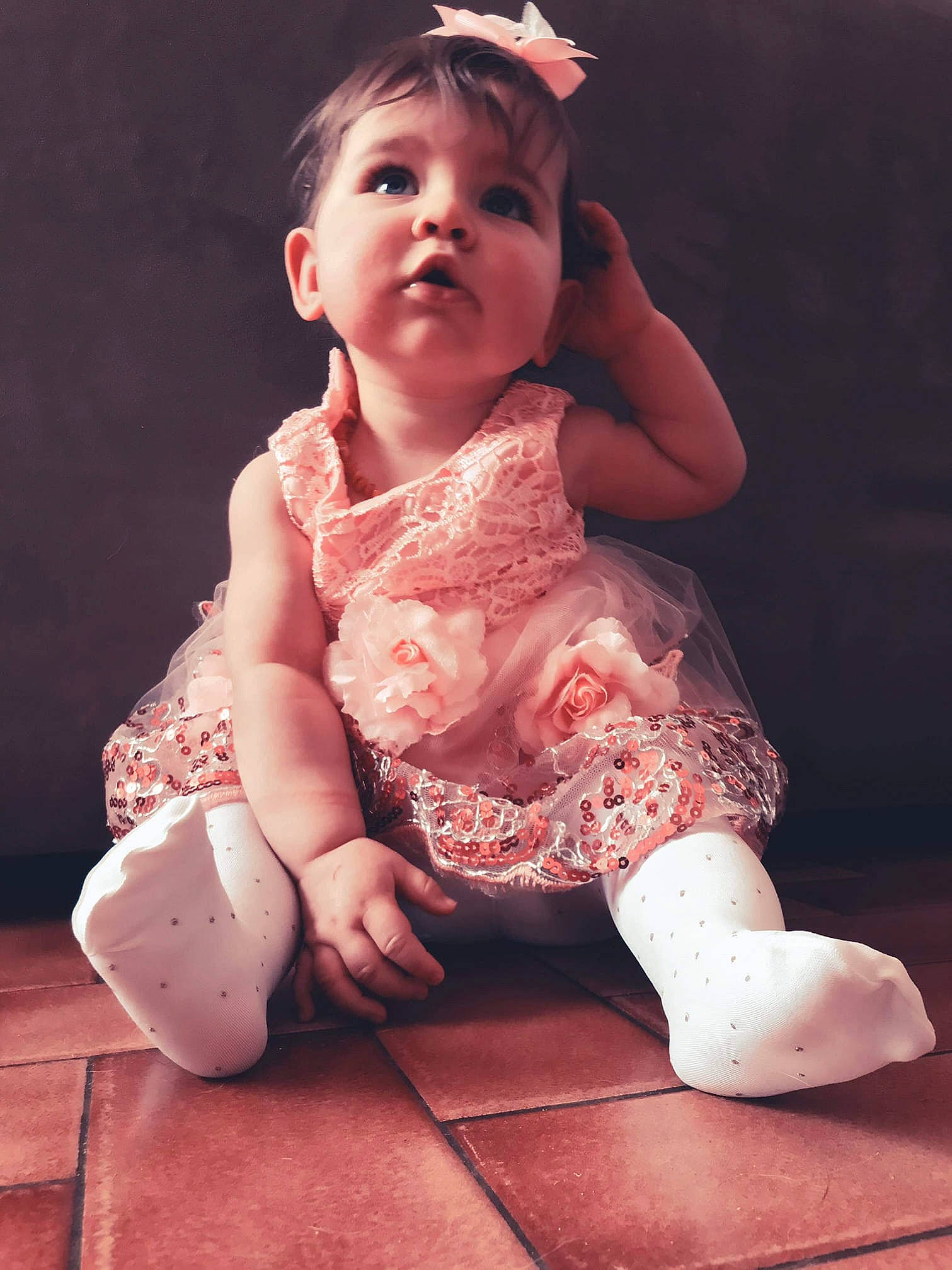 Liselya a rejoint le concours — aidez-le/la à gagner de superbes lots ! baby, baby_toddler_clothing, child, dress, embellishment, face, fashion_accessory, flash_photography, flooring, foot, happy, human_leg, pattern, peach, person, pink, sitting, sleeve, surprise, thumb