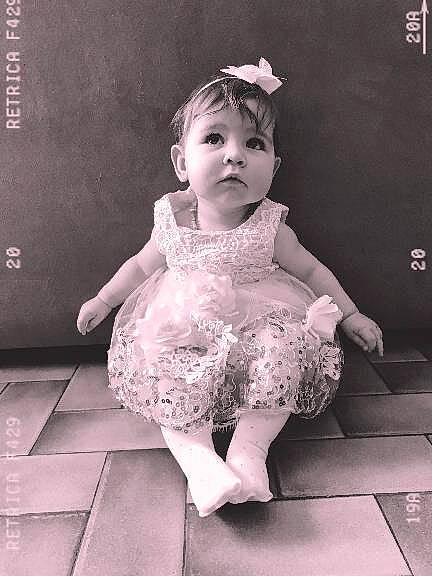 Liselya a rejoint le concours — aidez-le/la à gagner de superbes lots ! art, baby_toddler_clothing, barefoot, black_and_white, bridal_accessory, embellishment, fashion_design, flash_photography, happy, head, headpiece, human_leg, leg, monochrome, monochrome_photography, organ, person, standing, style, toddler