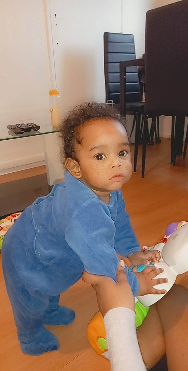 Kylian a rejoint le concours — aidez-le/la à gagner de superbes lots ! abdomen, arm, baby, baby_toddler_clothing, cheek, finger, floor, flooring, fun, happy, human_leg, joint, knee, nose, person, skin, thigh, thumb, toddler, trunk