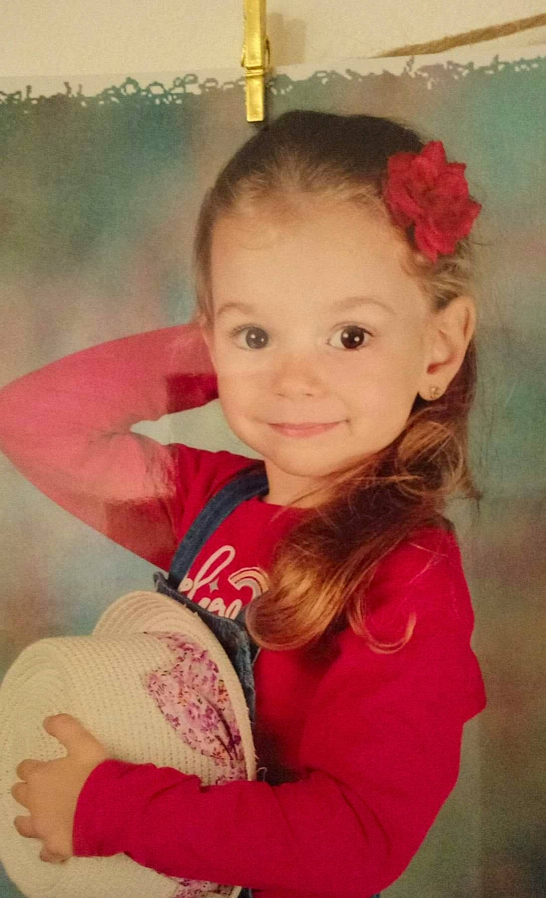Elyanna participe au concours pour gagner de l'argent avec cette photo : cheek, child, day, ear, forehead, girl, hair_accessory, hairstyle, head, human_hair_color, infant, iris, joy, lip, person, pink, product, red, skin, smile