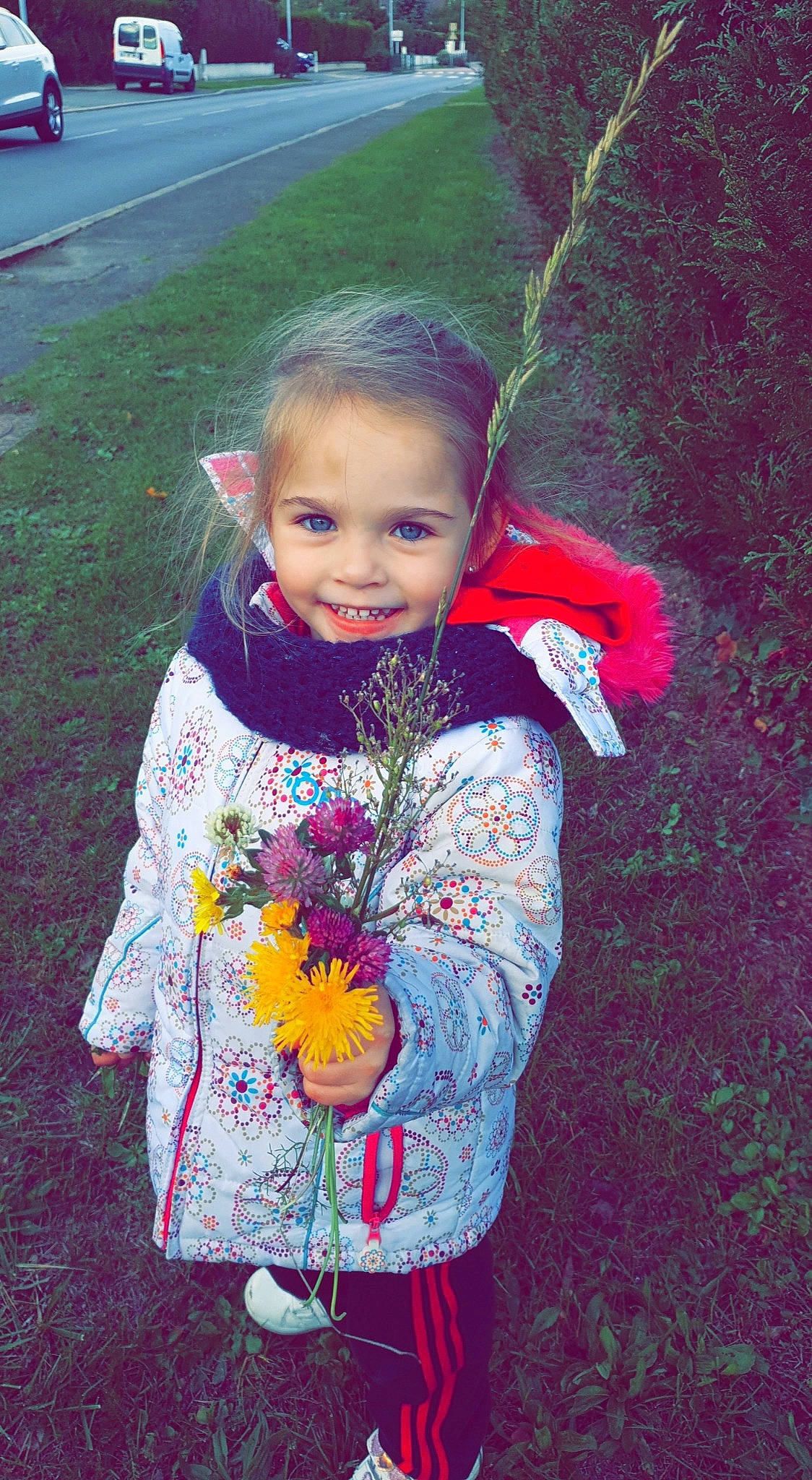 Maëwenn participe au concours pour gagner de l'argent avec cette photo : baby_toddler_clothing, clothing, cool, eye, face, facial_expression, grass, hair, happy, head, joy, magenta, outerwear, people_in_nature, person, pink, plant, skin, sleeve, smile
