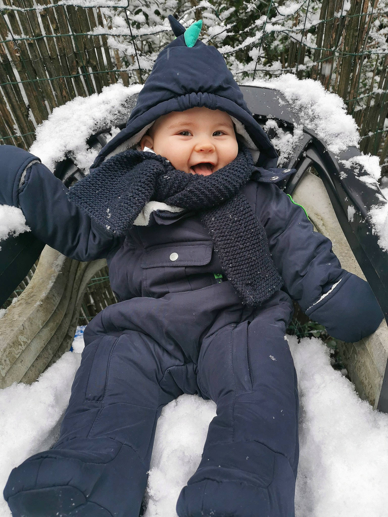 Timéo participe au concours pour gagner de l'argent avec cette photo : baby, baby_toddler_clothing, cheek, comfort, event, face, freezing, fur, glove, headgear, headwear, human_body, jacket, parka, person, photograph, plant, smile, snow, toddler
