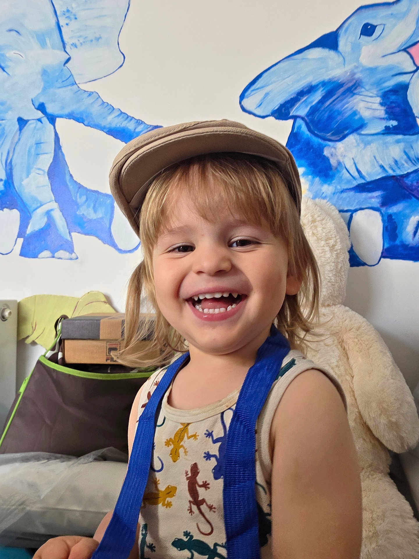 Esteban a rejoint le concours — aidez-le/la à gagner de superbes lots ! child, toddler, smiling, hat, tank_top, indoor, wall_art, elephant, dolphin, stuffed_animal, teddy_bear, happy, face, person, furniture, colorful, cute, playful, portrait, clothing