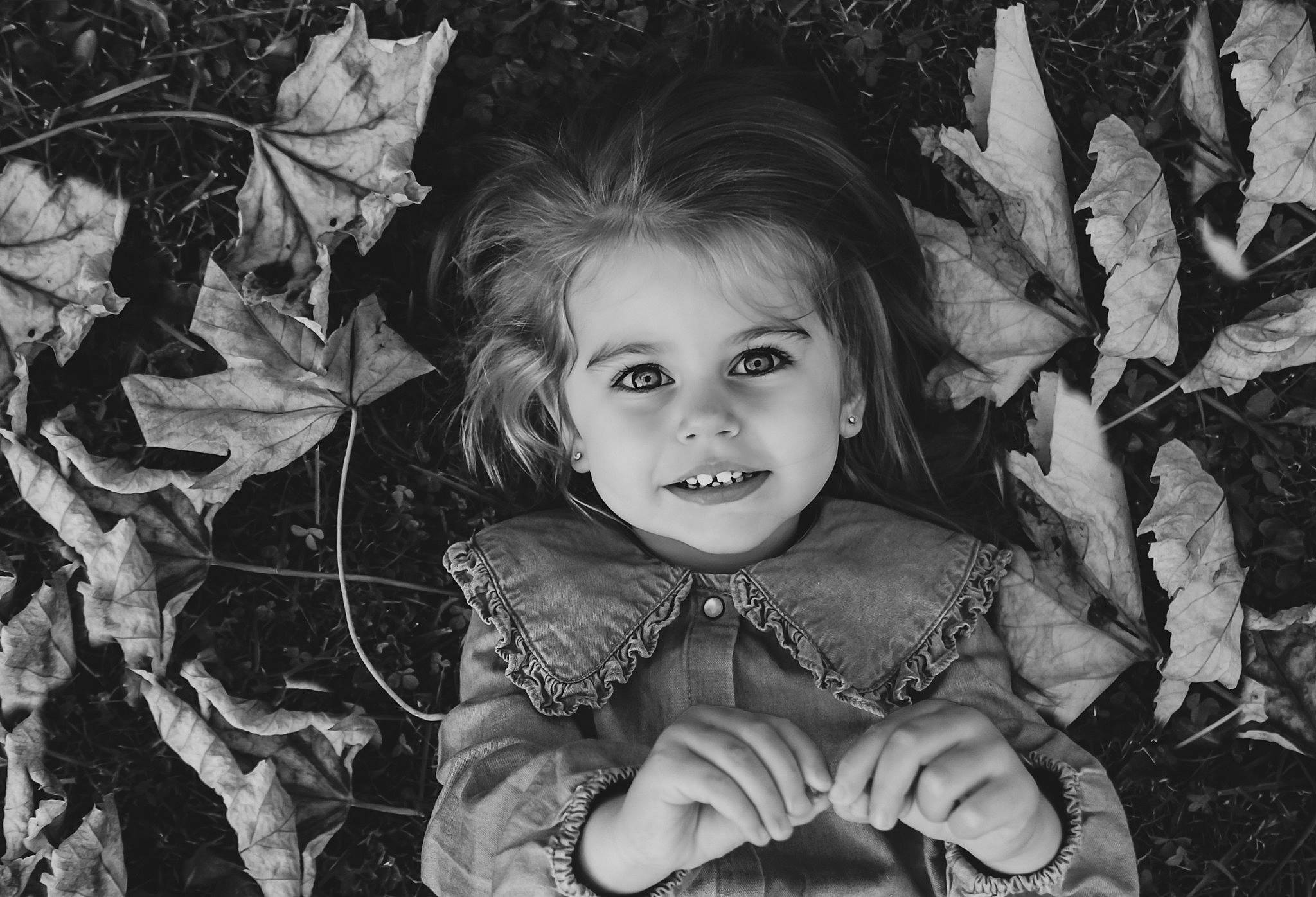 Thaïs a rejoint le concours — aidez-le/la à gagner de superbes lots ! adaptation, black, black_and_white, branch, child, eye, flash_photography, grass, happy, head, iris, joy, leaf, monochrome, monochrome_photography, people_in_nature, person, photograph, smile, style