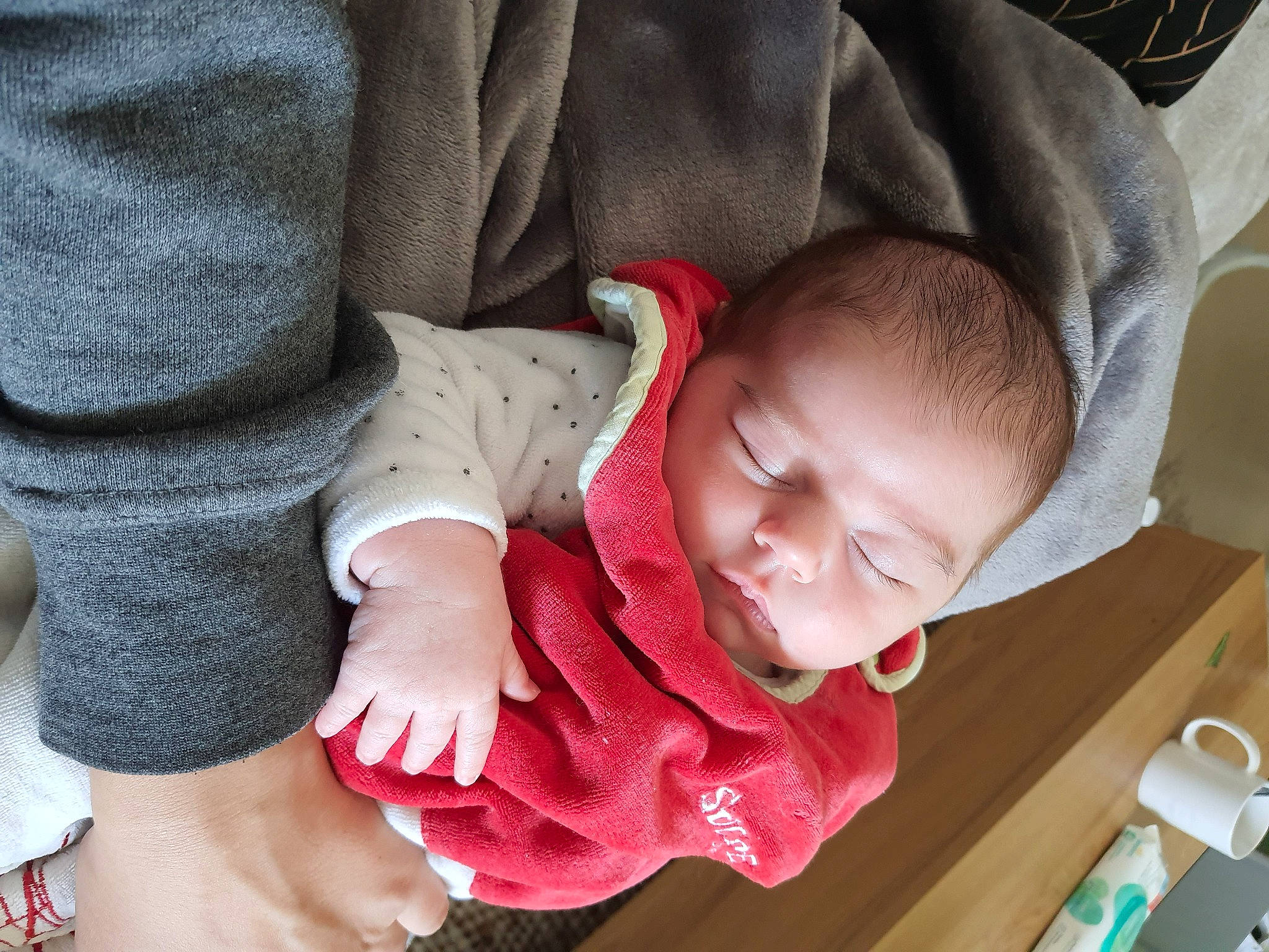 Thaïs participe au concours pour gagner de l'argent avec cette photo : baby, baby_carriage, baby_products, baby_toddler_clothing, cheek, child, comfort, eye, finger, happy, human_leg, mouth, nose, person, sitting, skin, sleeve, smile, thigh, toddler