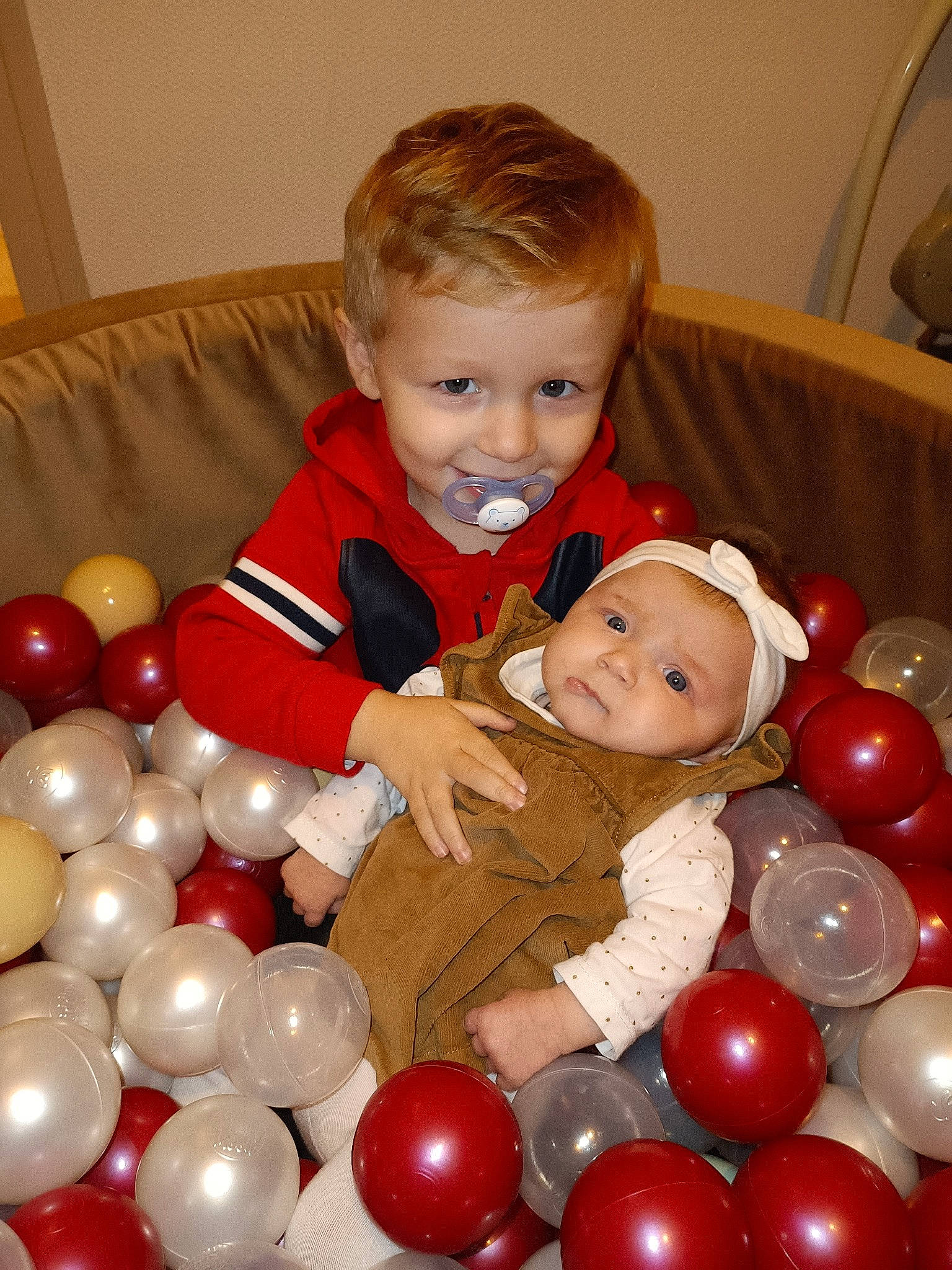 Lya participe au concours pour gagner de l'argent avec cette photo : baby, baby_toddler_clothing, beauty, cheek, child, comfort, event, facial_expression, fun, happy, mammal, organ, people, person, product, red, smile, toddler, toy, white