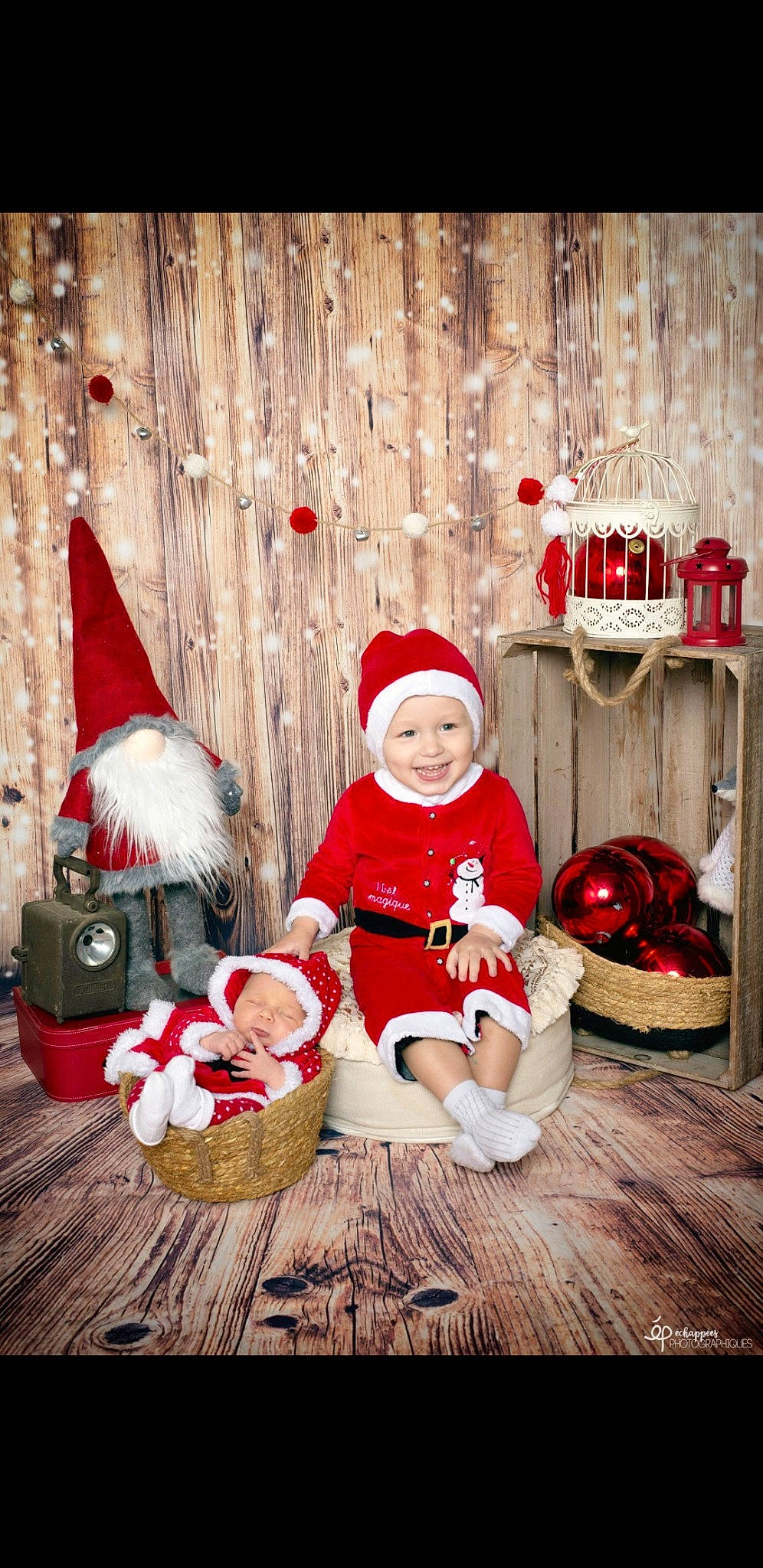 Lya participe au concours pour gagner de l'argent avec cette photo : christmas, christmas_decoration, christmas_eve, christmas_ornament, costume_hat, event, fun, happy, hat, headgear, headwear, holiday, joy, lap, ornament, person, red, santa_claus, smile, standing
