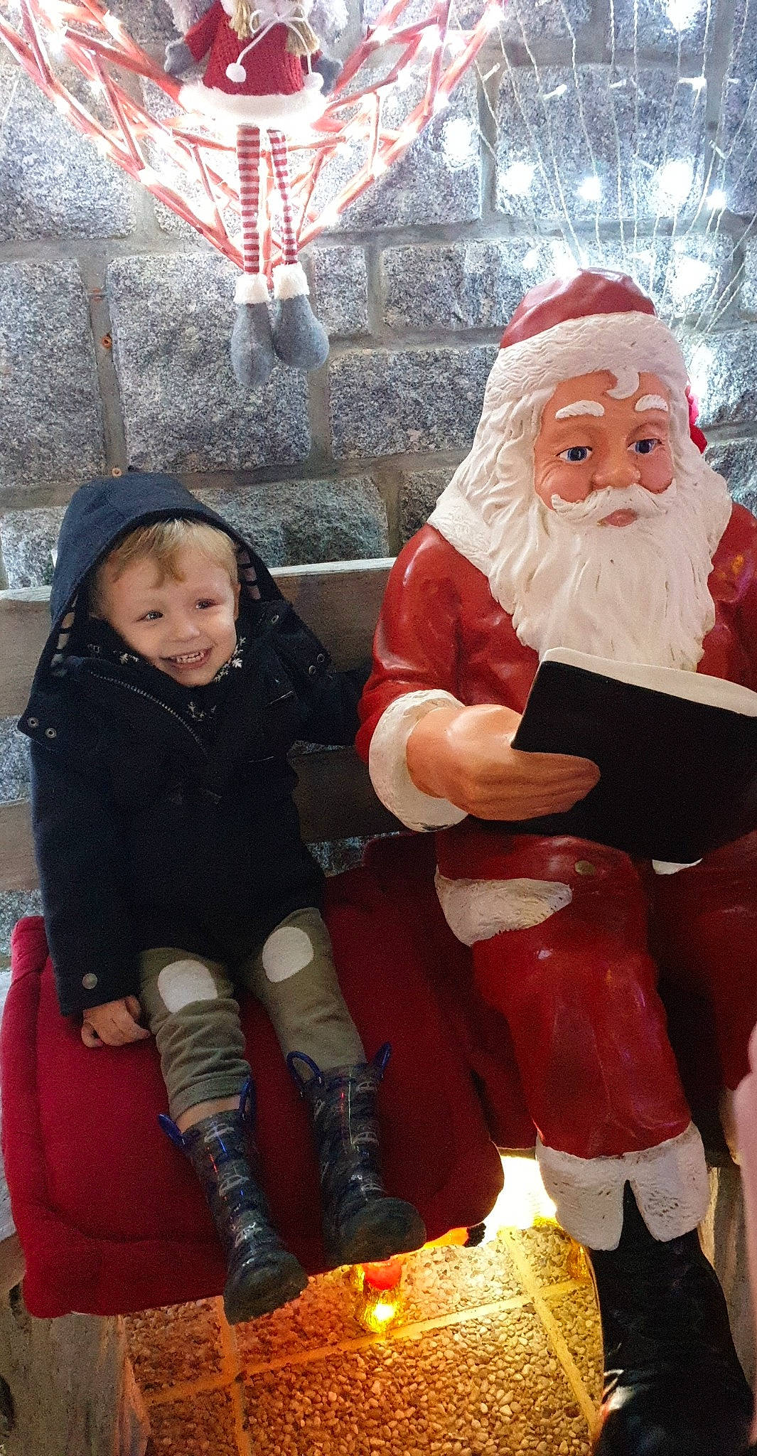 Ilann participe au concours pour gagner de l'argent avec cette photo : beard, boot, event, eye, facial_expression, facial_hair, fictional_character, fun, happy, human, human_body, joy, lap, leg, leisure, person, santa_claus, smile, social_group, toddler