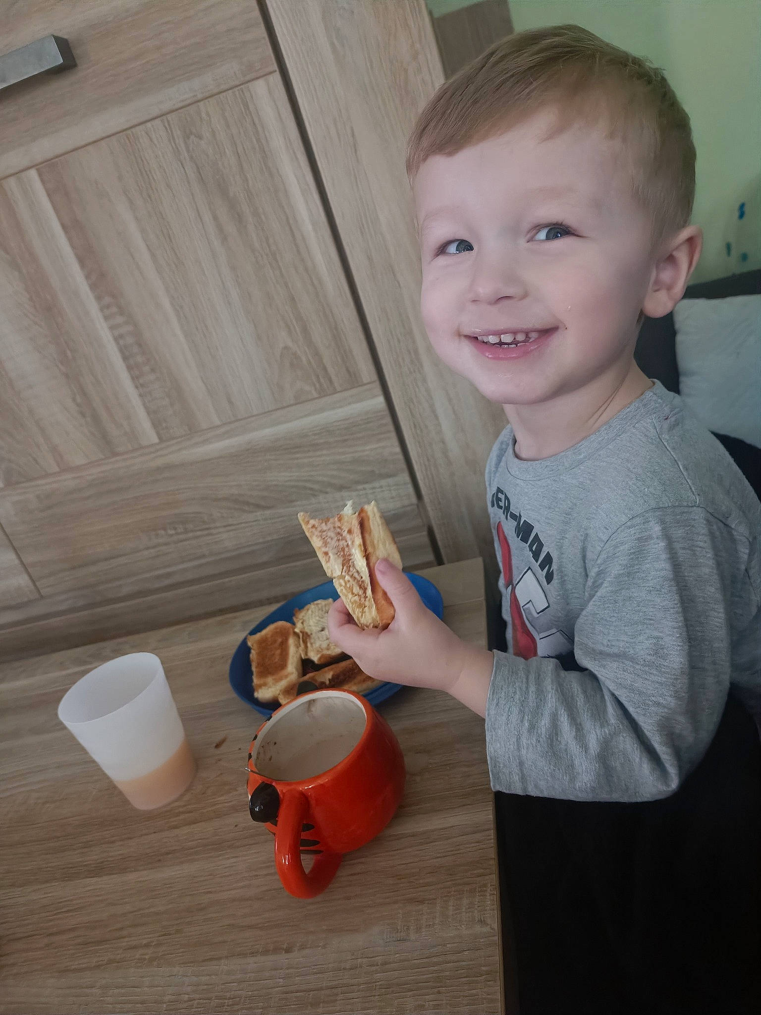 Ilann a rejoint le concours — aidez-le/la à gagner de superbes lots ! arm, baby, baby_playing_with_toys, baby_toddler_clothing, child, flooring, fun, happy, hardwood, joy, person, plastic, plywood, room, sitting, smile, t_shirt, toddler, toy, varnish