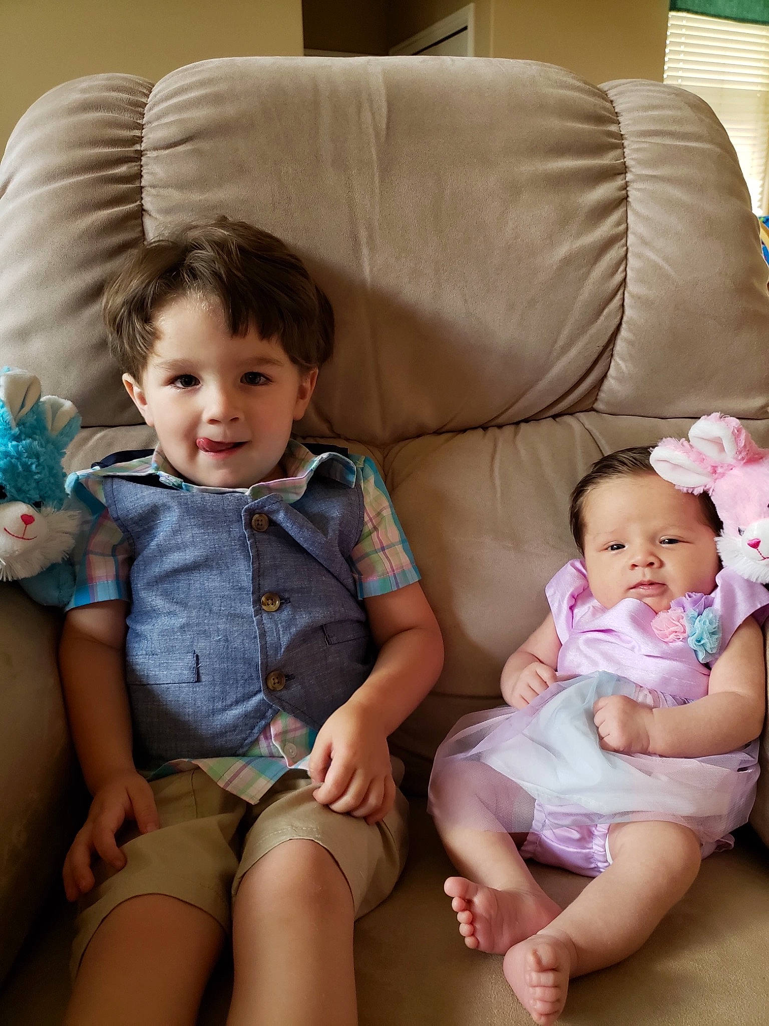 Kenidee is registered to the contest to win money with this photo: baby, child, cousin, fun, leg, people, person, sibling, sitting, skin, smile, toddler