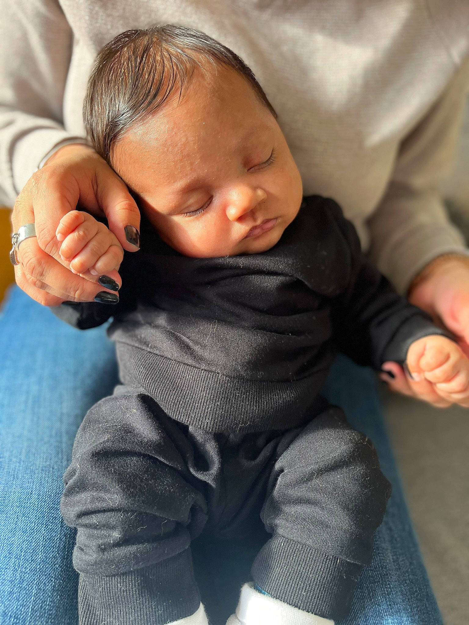 Leeroy participe au concours pour gagner de l'argent avec cette photo : baby, baby_toddler_clothing, cheek, comfort, eye, finger, gesture, hair, hand, head, iris, lip, mouth, nail, neck, nose, person, product, skin, sleeve