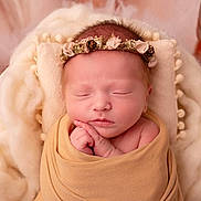 Luna a rejoint le concours — aidez-le/la à gagner de superbes lots ! newborn, baby, sleeping, wrapped, blanket, headband, flower_crown, soft_texture, cushion, cream_color, beige, peaceful, portrait, infant, cute, hands, closed_eyes, skin, indoors, rest
