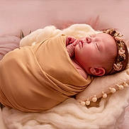 Luna a rejoint le concours — aidez-le/la à gagner de superbes lots ! newborn, baby, sleeping, wrapped, blanket, headband, flower, soft, pillow, portrait, infant, cute, peaceful, resting, closeup, indoors, delicate, skin, child, toddler