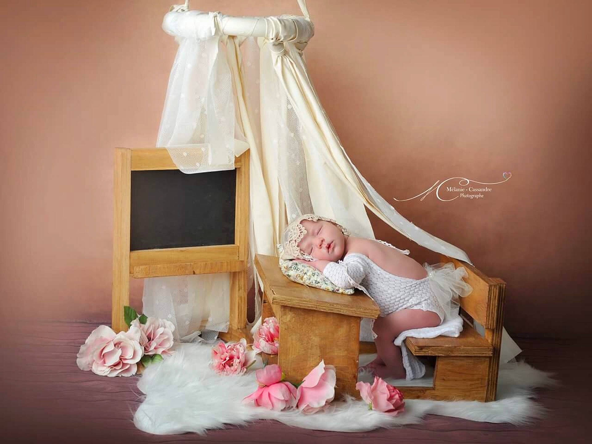 Mathilde participe au concours pour gagner de l'argent avec cette photo : bed, dress, gown, headwear, infant_bed, mosquito_net, pink, product