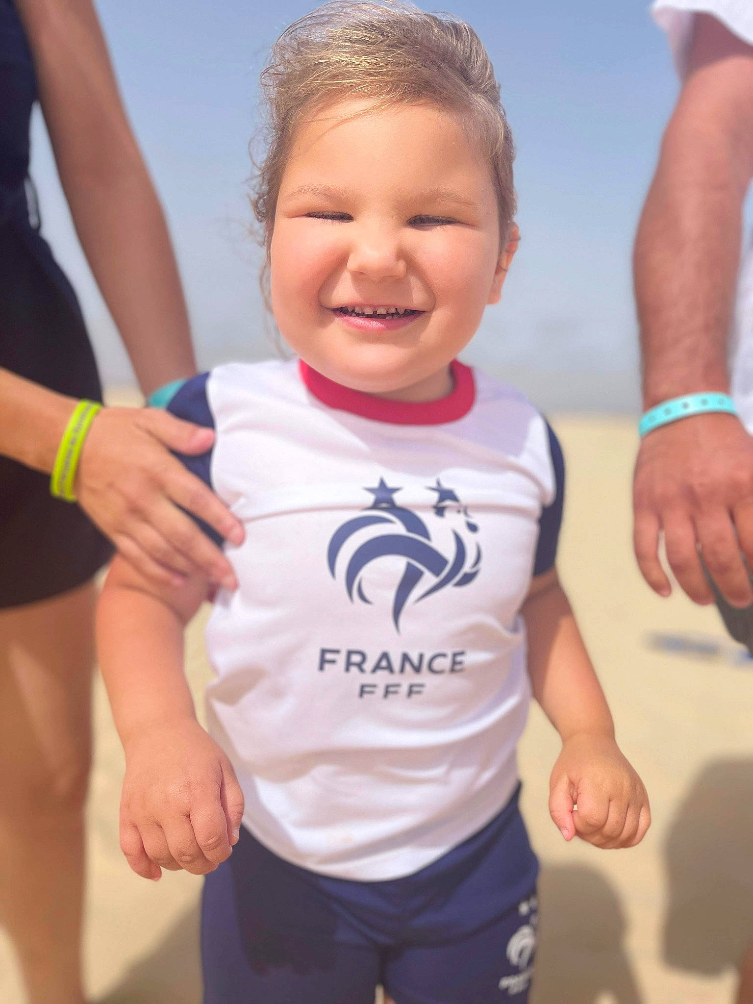 Mayleen a rejoint le concours — aidez-le/la à gagner de superbes lots ! azure, facial_expression, finger, gesture, hairstyle, hand, happy, head, human_body, joint, joy, muscle, people_in_nature, people_on_beach, person, product, shoulder, sky, sleeve, smile