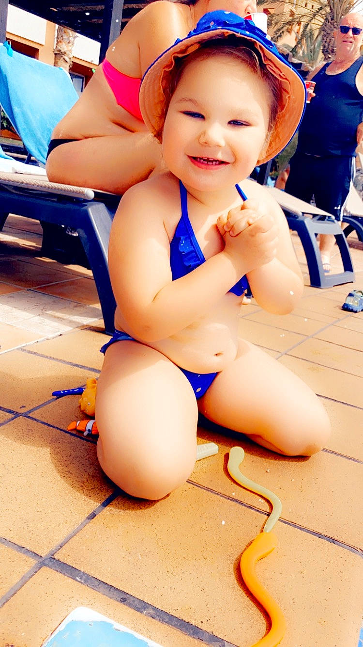 Mayleen participe au concours pour gagner de l'argent avec cette photo : abdomen, brassiere, chair, electric_blue, face, finger, fun, happy, hat, human_leg, joy, knee, leg, leisure, person, personal_protective_equipment, recreation, smile, swimwear, thigh