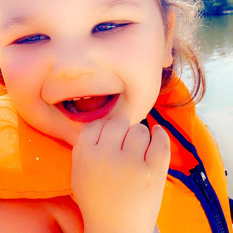 Mayleen a rejoint le concours — aidez-le/la à gagner de superbes lots ! beauty, body_of_water, face, fun, gesture, happy, leisure, lip, mouth, neck, nose, orange, people_in_nature, people_on_beach, recreation, skin, smile, summer, sunlight, toddler