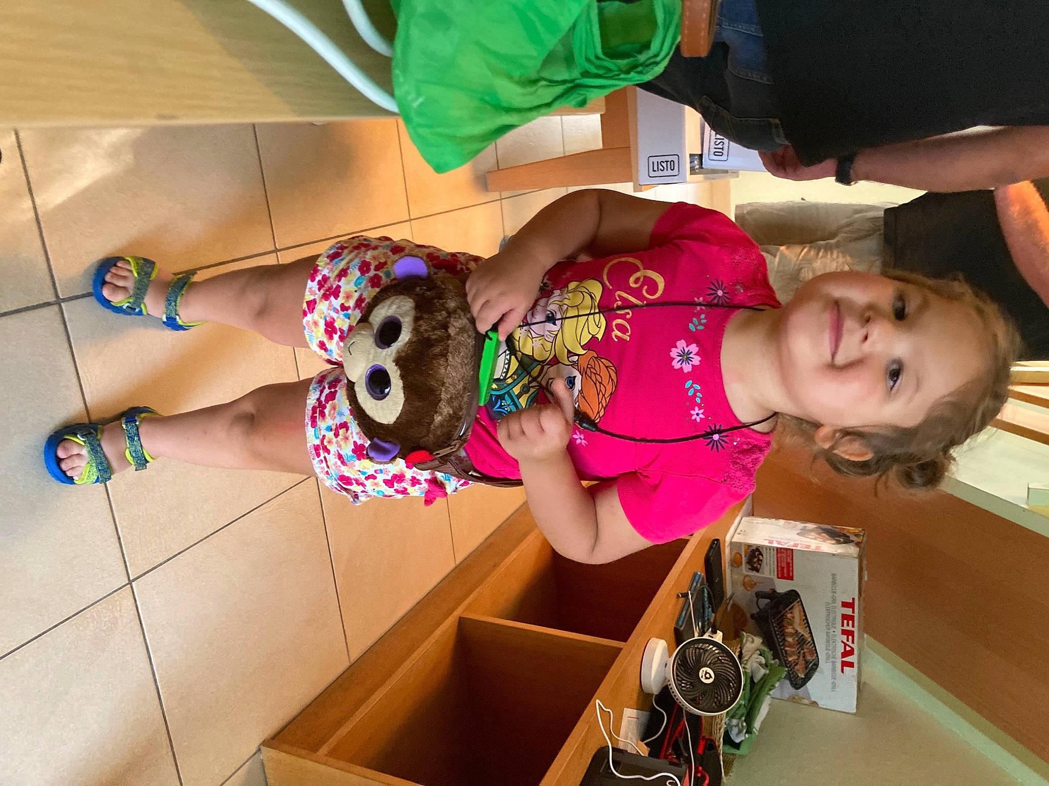 Mayleen a rejoint le concours — aidez-le/la à gagner de superbes lots ! arm, baby_toddler_clothing, child, elbow, fun, hand, happy, human_leg, joy, leisure, magenta, pattern, person, pink, room, sandal, shipping_box, smile, thigh, toddler