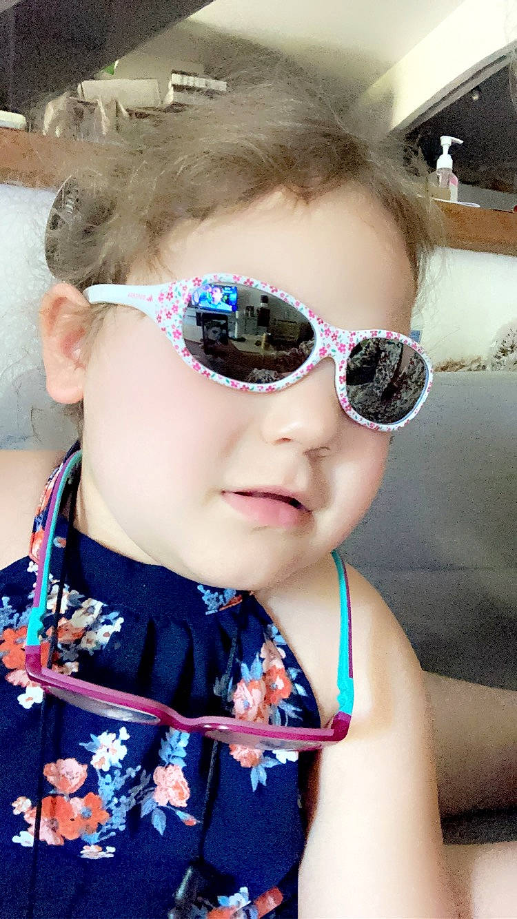 Mayleen a rejoint le concours — aidez-le/la à gagner de superbes lots ! black_hair, child, cool, electric_blue, eyelash, eyewear, face, glasses, goggles, hairstyle, happy, leisure, lip, neck, person, personal_protective_equipment, skin, sunglasses, toddler, travel