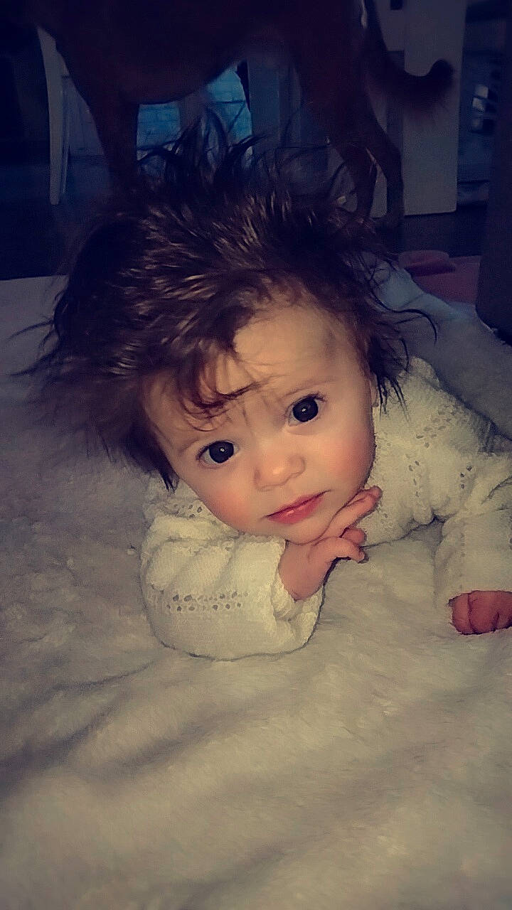 Maëllys a rejoint le concours — aidez-le/la à gagner de superbes lots ! arm, baby, cheek, chin, eye, eyebrow, eyelash, face, finger, flash_photography, forehead, hand, happy, human_body, iris, lip, mouth, nose, person, skin