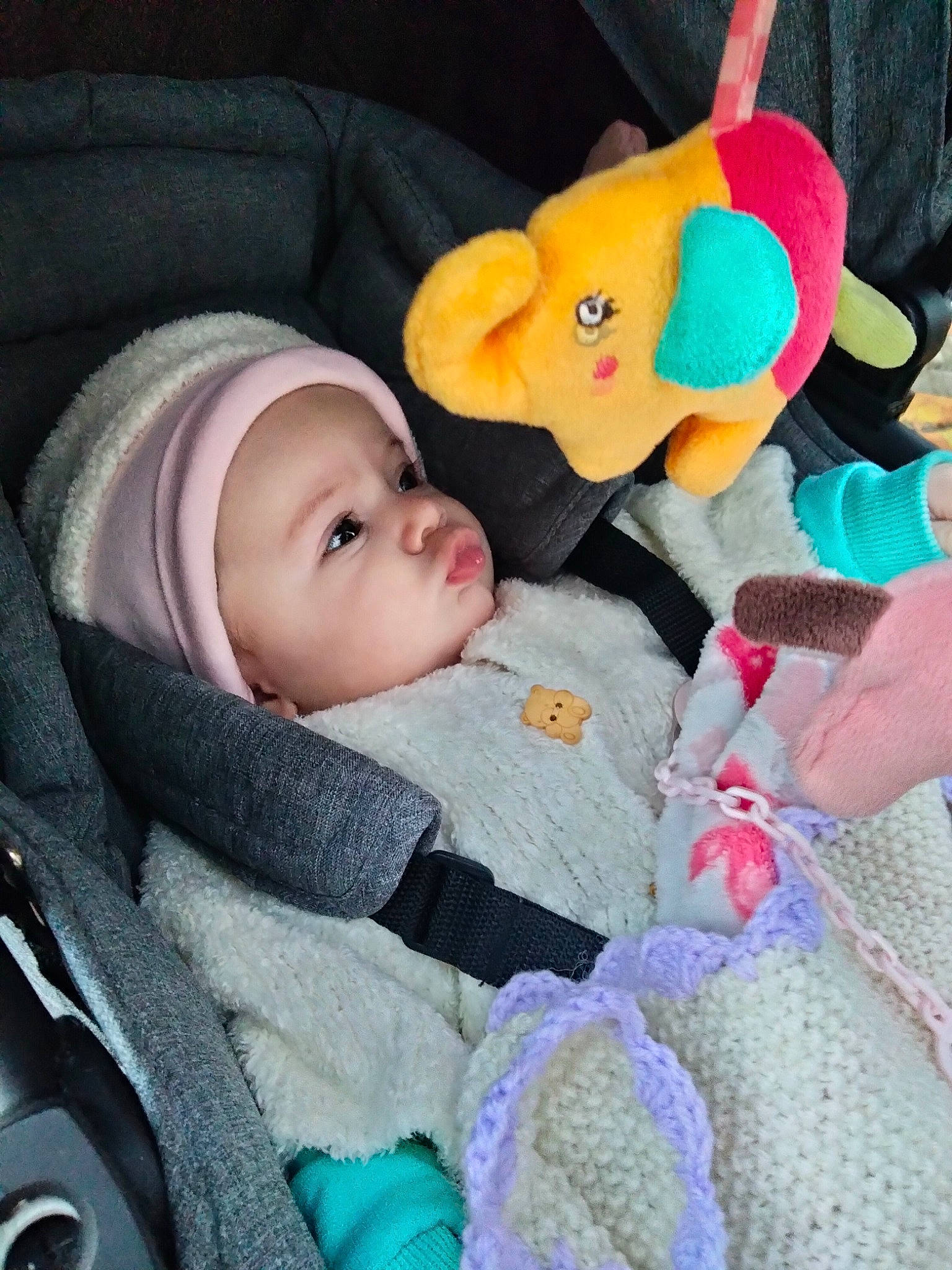 Maëllys participe au concours pour gagner de l'argent avec cette photo : baby, baby_products, baby_safety, baby_sleeping, baby_toddler_clothing, beanie, car_seat, cheek, child, comfort, eye, headwear, linens, person, plush, sitting, skin, stuffed_toy, textile, toddler