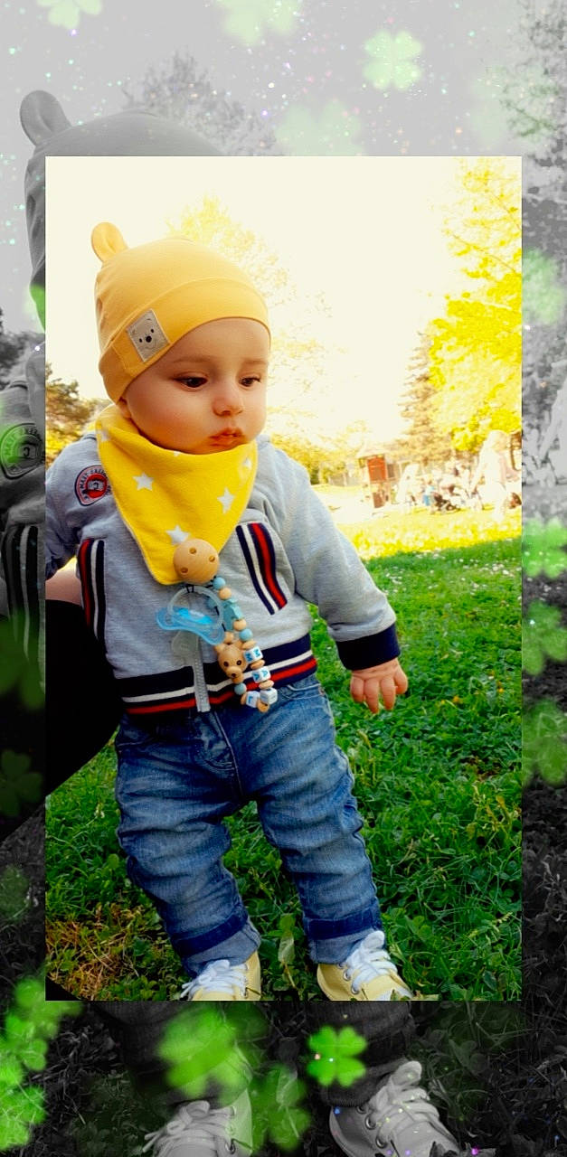 Liam participe au concours pour gagner de l'argent avec cette photo : baby, baby_toddler_clothing, cap, child, denim, fun, grass, happy, headwear, jeans, knit_cap, leaf, orange, pattern, people_in_nature, person, personal_protective_equipment, plant, spring, t_shirt