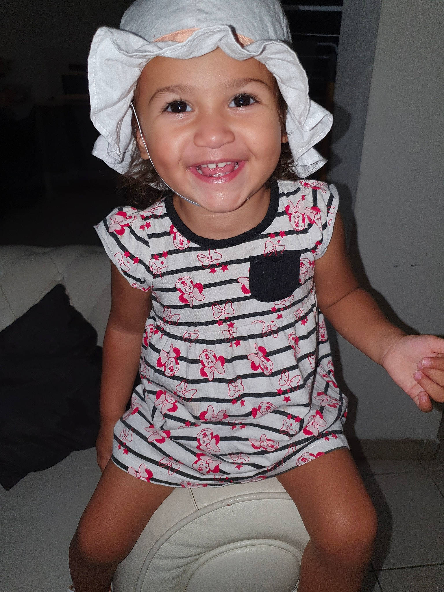 Rosalie participe au concours pour gagner de l'argent avec cette photo : baby_toddler_clothing, child, clothing, fun, hat, headgear, joy, person, sitting, sleeve, smile, sun_hat, t_shirt, toddler, vacation