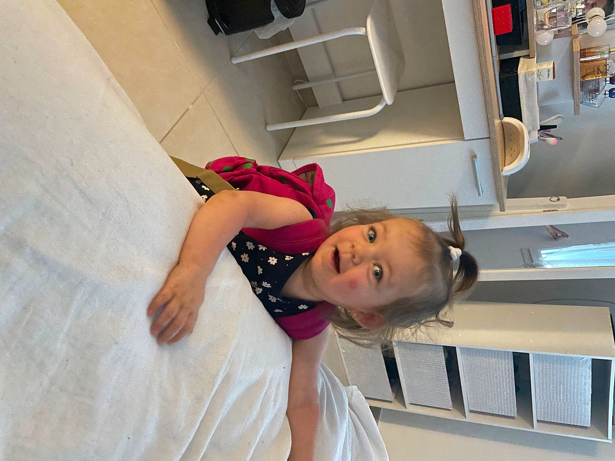 Camelia a rejoint le concours — aidez-le/la à gagner de superbes lots ! comfort, couch, elbow, eyewear, fashion_design, flooring, fun, happy, hat, human_leg, machine, person, room, smile, t_shirt, thigh