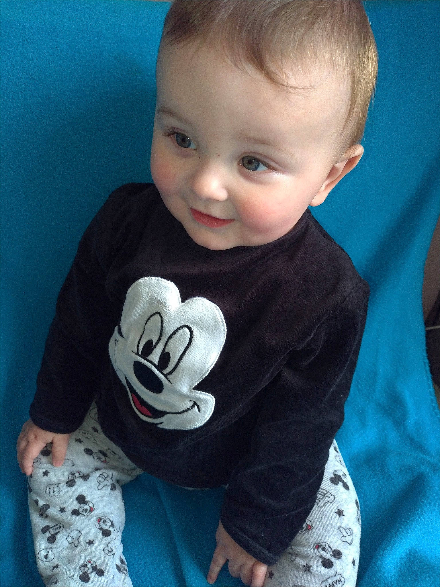 Sowein participe au concours pour gagner de l'argent avec cette photo : arm, baby, baby_products, baby_toddler_clothing, blue, cheek, child, cool, eye, face, facial_expression, head, nose, outerwear, person, product, skin, sleeve, smile, t_shirt