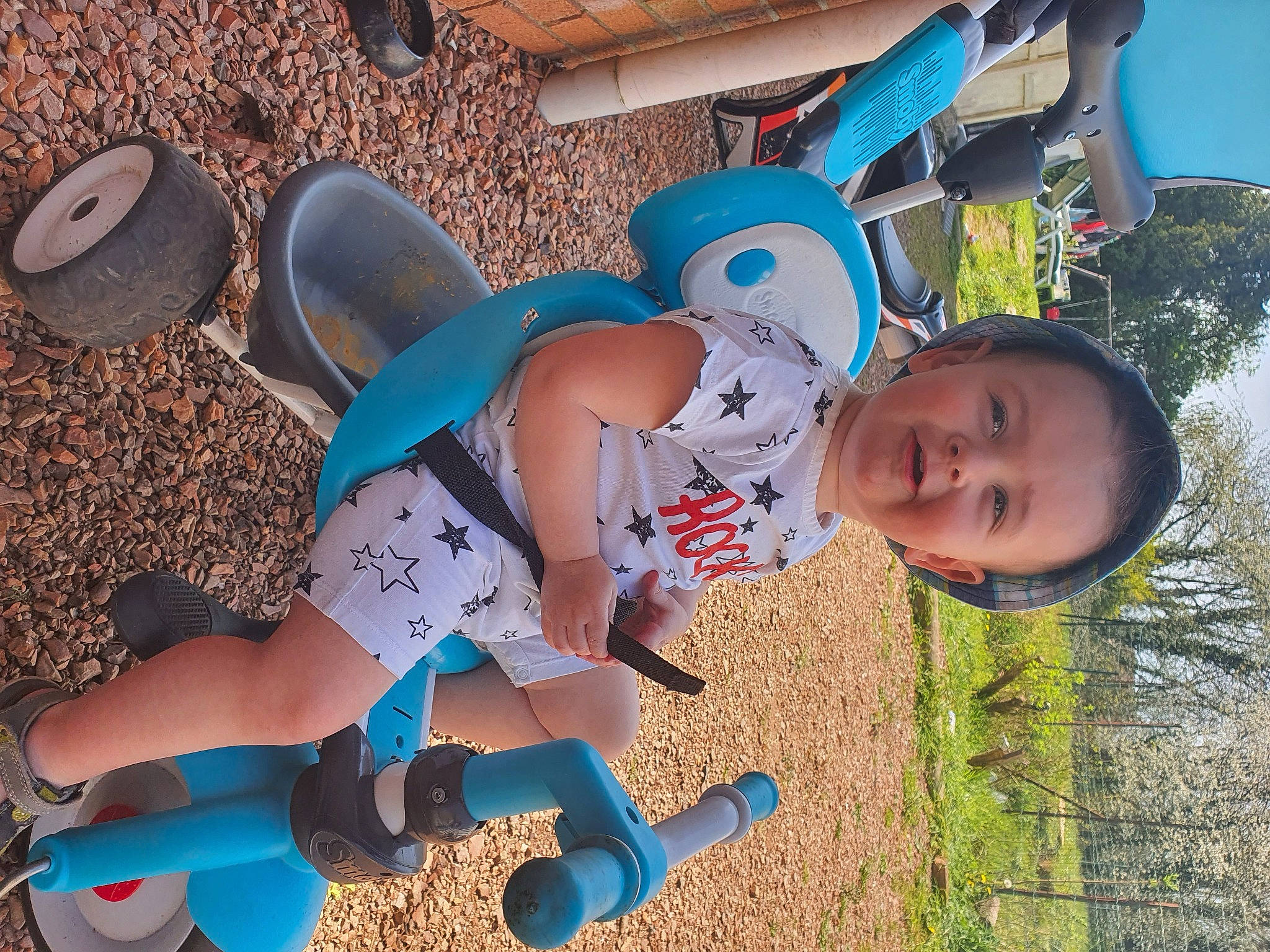 Sowein participe au concours pour gagner de l'argent avec cette photo : baby, child, fun, grass, leg, person, plant, play, smile, summer, toddler, tree, vacation