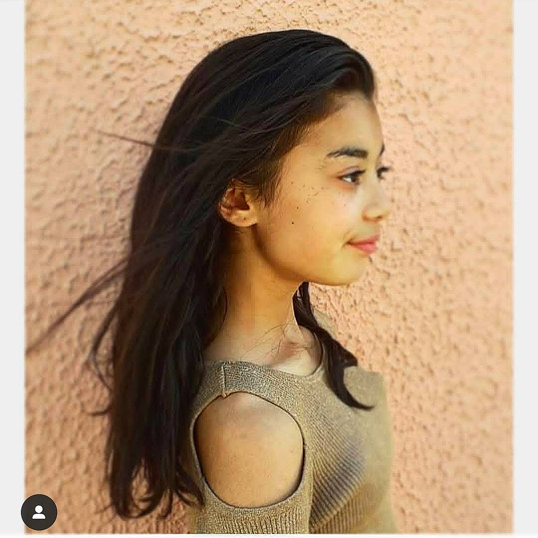 Melina a rejoint le concours — aidez-le/la à gagner de superbes lots ! beauty, black_hair, brown_hair, cheek, chin, ear, eyebrow, face, fashion_accessory, feathered_hair, forehead, hair, hairstyle, human, lace_wig, layered_hair, long_hair, neck, nose, person