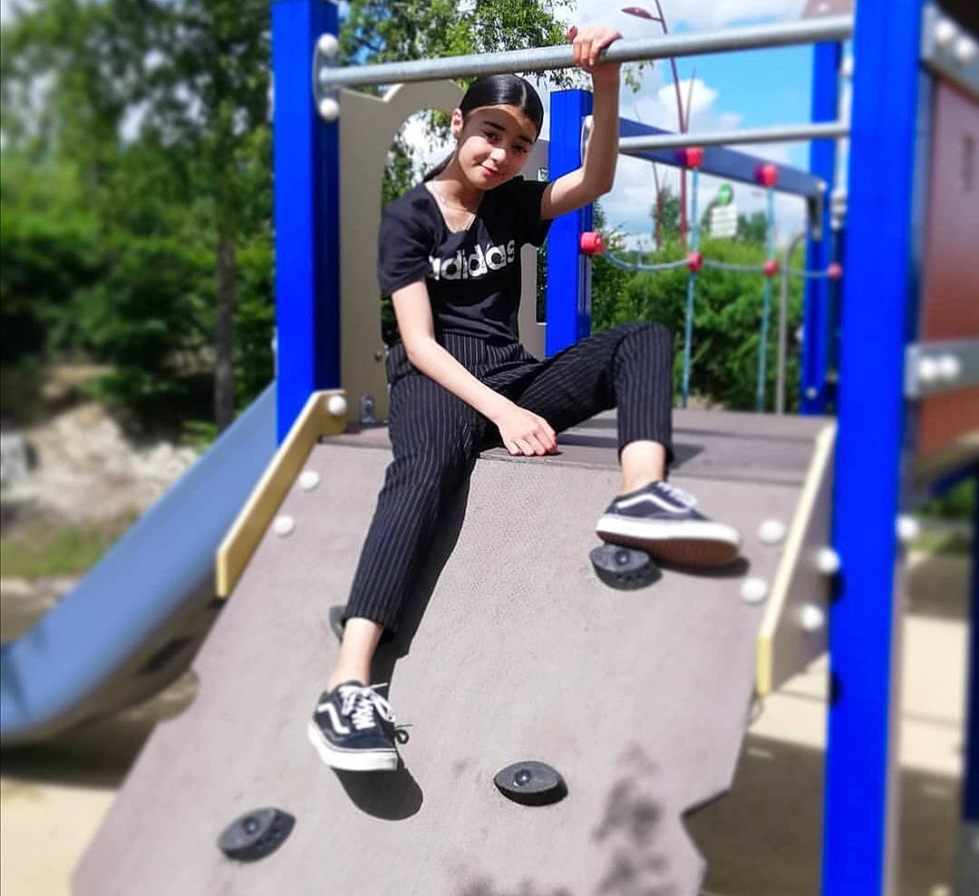 Melina a rejoint le concours — aidez-le/la à gagner de superbes lots ! arm, balance, calisthenics, footwear, headwear, joint, joy, knee, leg, leisure, outdoor_play_equipment, person, physical_fitness, play, playground, public_space, pull_up, recreation, shoe, shoulder