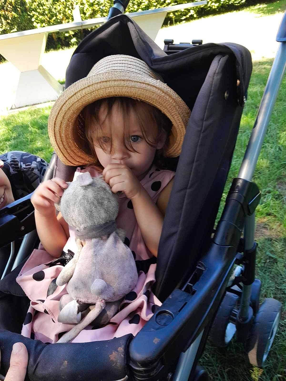 Tyana a rejoint le concours — aidez-le/la à gagner de superbes lots ! auto_part, baby_carriage, baby_products, cap, child, costume_hat, doll, fashion_accessory, fur, grass, hat, lawn_ornament, motor_vehicle, person, recreation, sitting, sun_hat, teddy_bear, toddler, toy