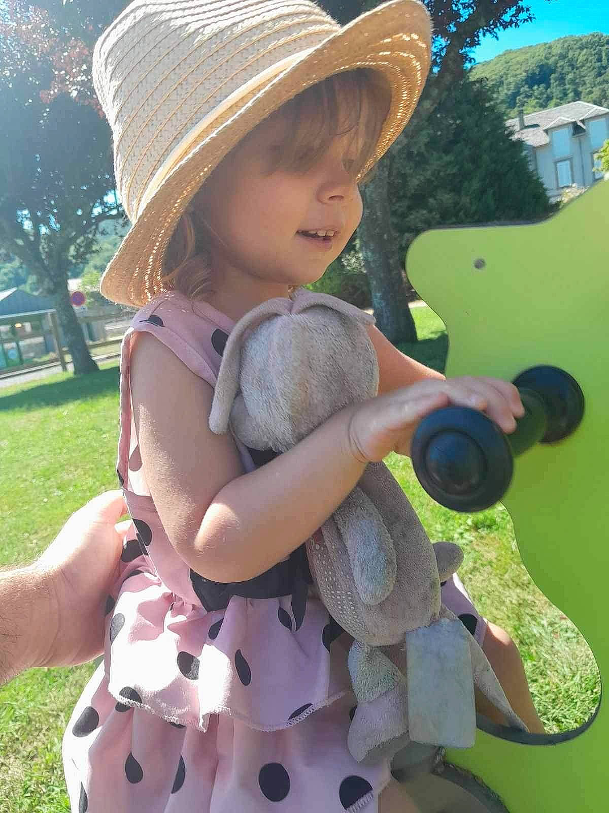 Tyana participe au concours pour gagner de l'argent avec cette photo : baby_toddler_clothing, fawn, finger, grass, green, happy, hat, headgear, leaf, leisure, mammal, people_in_nature, person, pink, plant, skin, sun_hat, textile, toddler, tree