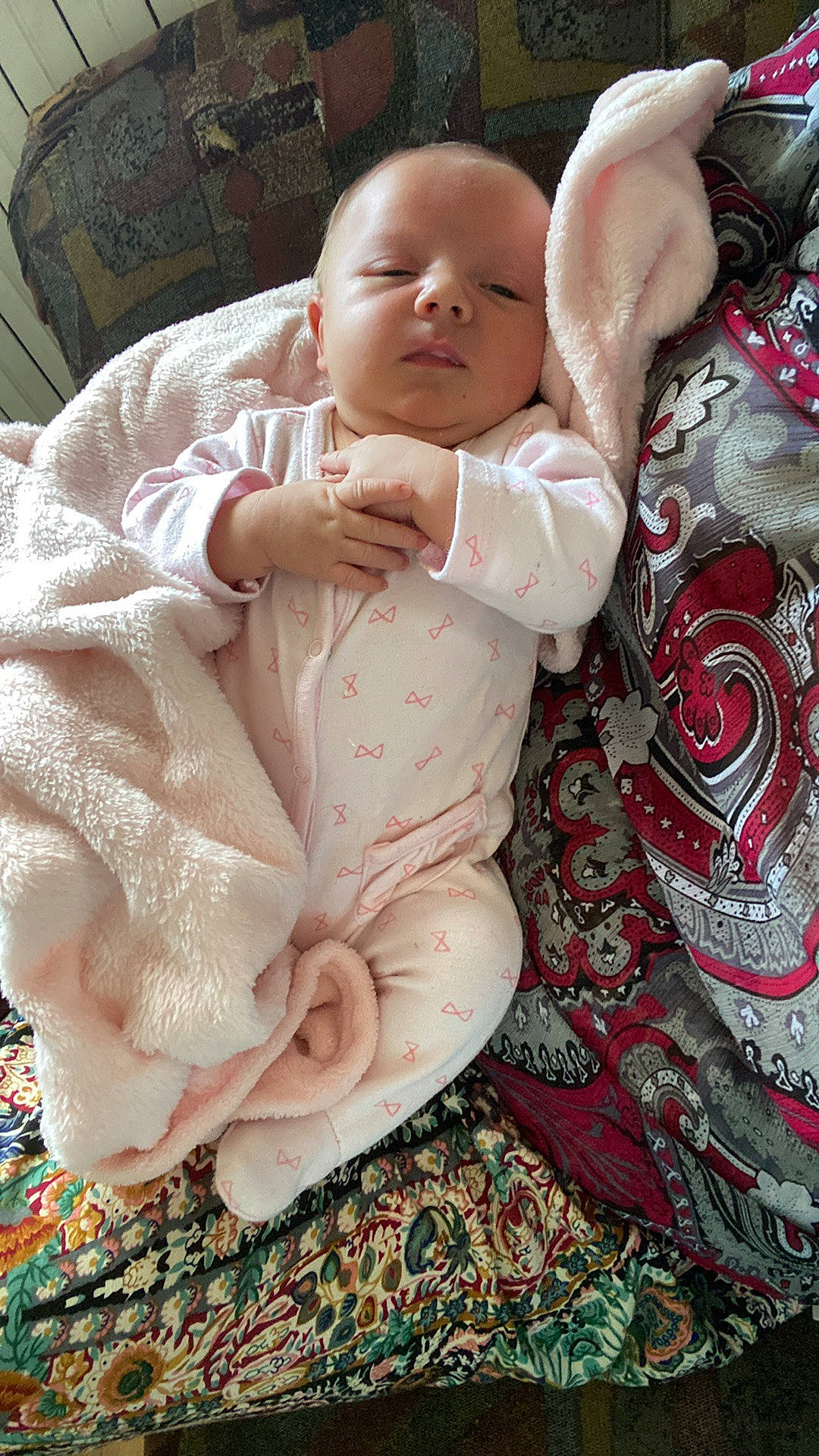 Nahëlya participe au concours pour gagner de l'argent avec cette photo : abdomen, baby, baby_toddler_clothing, cheek, chest, child, comfort, event, flesh, gesture, linens, pattern, peach, person, pink, sitting, skin, sleeve, textile, thumb