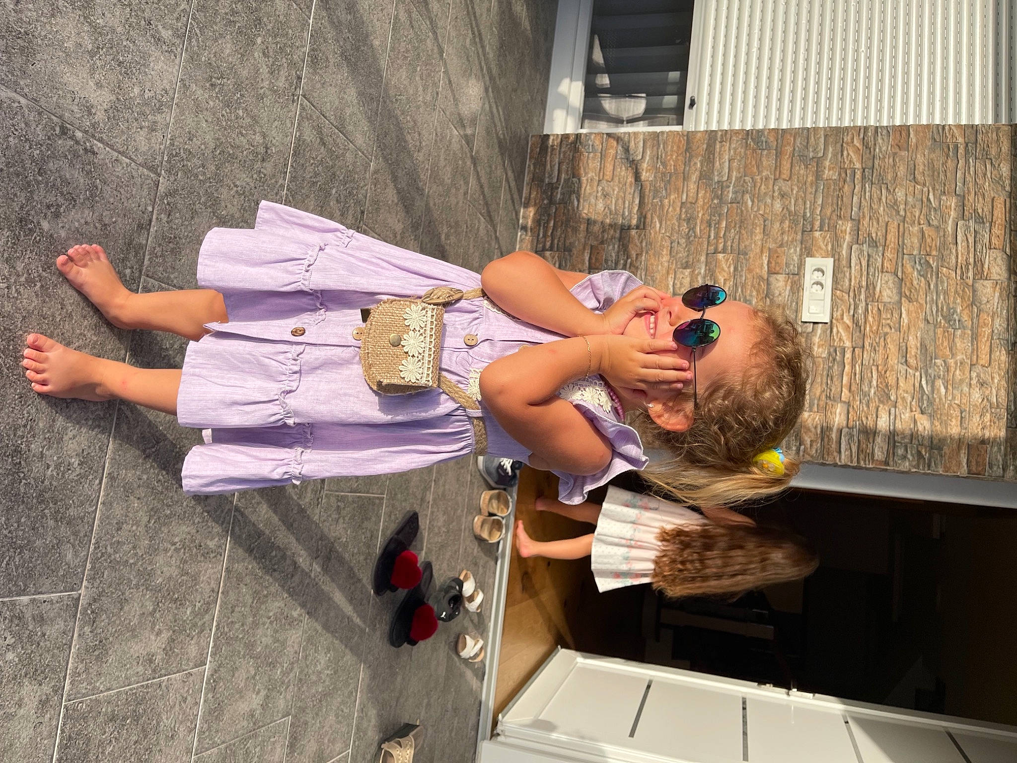 Ema a rejoint le concours — aidez-le/la à gagner de superbes lots ! automotive_exterior, baseball_cap, eyewear, fun, hat, human_leg, leisure, person, recreation, sandal, shorts, street, street_fashion, sunglasses, t_shirt, thigh, vacation