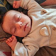 Elena a rejoint le concours — aidez-le/la à gagner de superbes lots ! baby, sleeping, infant, onesie, bed, blanket, cozy, face, peaceful, hands, closeup, soft, cute, child, portrait, indoors, relaxing, warm_light, sleep, clothing