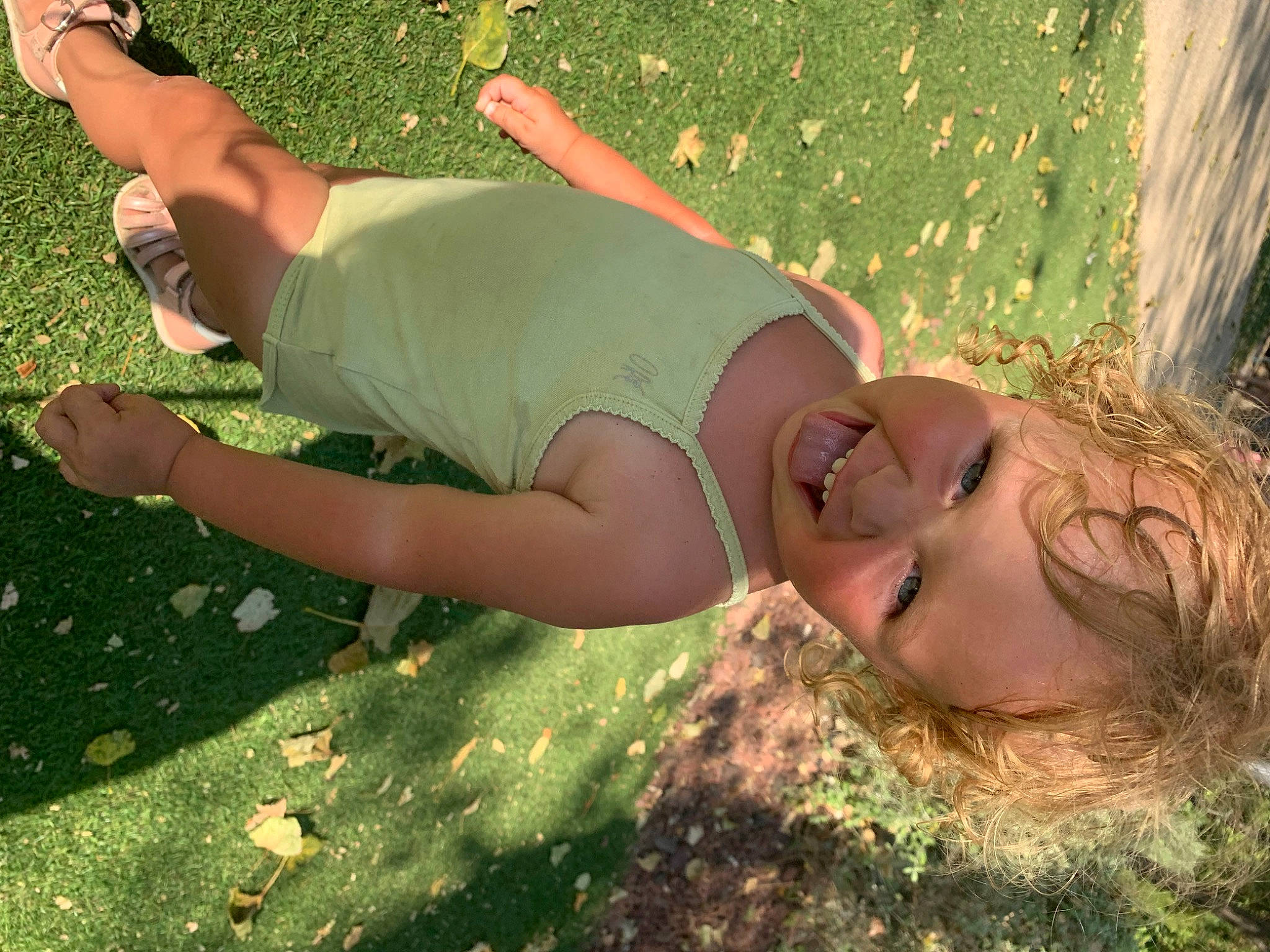 Malya a rejoint le concours — aidez-le/la à gagner de superbes lots ! eyewear, fun, grass, grass_family, grassland, green, happy, human_leg, joy, knee, lawn, leisure, long_hair, meadow, people_in_nature, person, plant, smile, sunlight, thigh