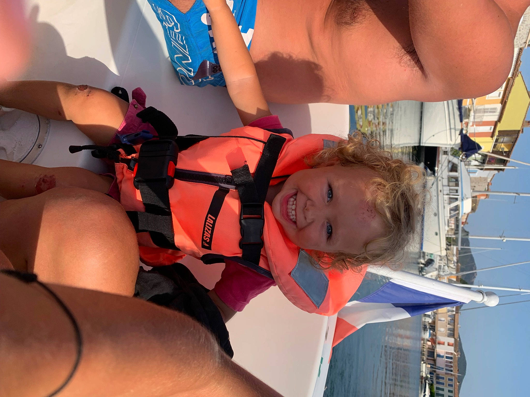 Malya a rejoint le concours — aidez-le/la à gagner de superbes lots ! arm, elbow, eyewear, fun, hat, human_body, human_leg, joy, knee, leg, leisure, lifejacket, orange, person, personal_protective_equipment, recreation, shorts, sky, smile, swimwear